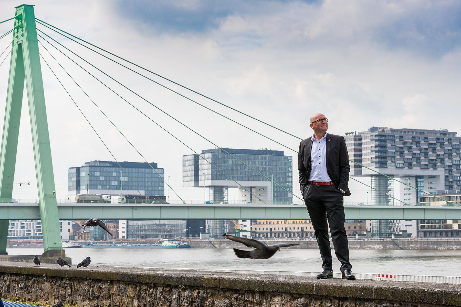 Vojislav Miljanovic van KAM3 aan de Rijn in Keulen, met op de achtergrond de Severinsbrücke en de Kranhäuser